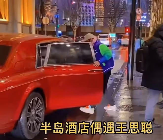 王思聰乘千萬元豪車出行,腳步急促似有事,忙撇下女助理獨自離開