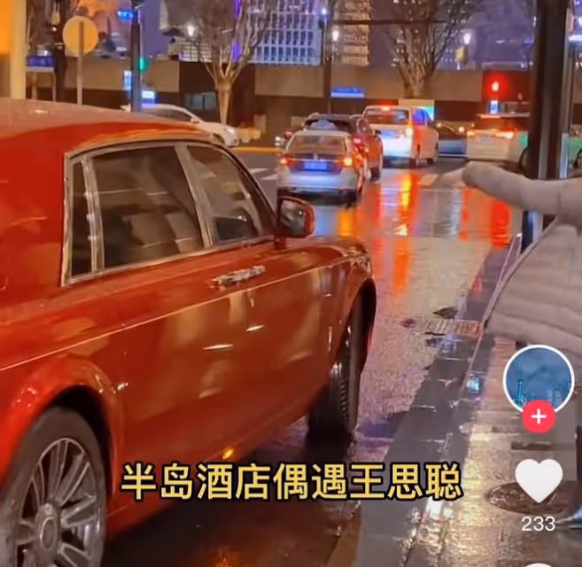 王思聰乘千萬元豪車出行,腳步急促似有事,忙撇下女助理獨自離開