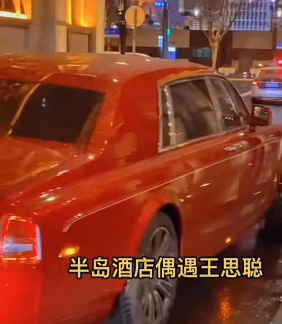 王思聰乘千萬元豪車出行,腳步急促似有事,忙撇下女助理獨自離開