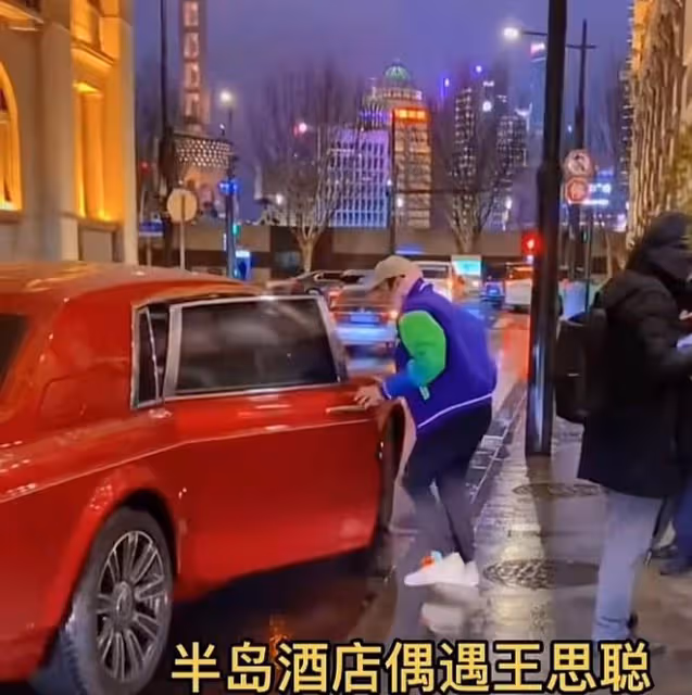 王思聰乘千萬元豪車出行,腳步急促似有事,忙撇下女助理獨自離開