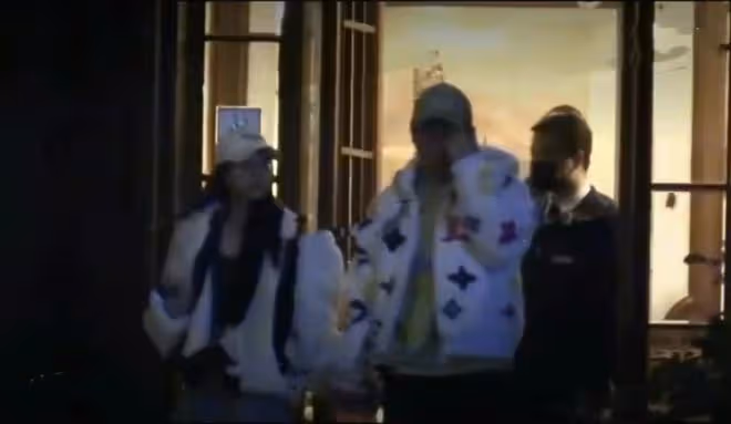 王思聰乘千萬元豪車出行,腳步急促似有事,忙撇下女助理獨自離開
