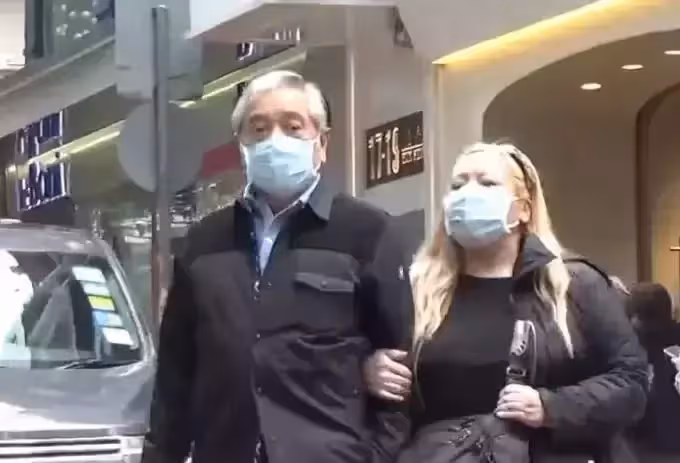 76歲老戲骨秦沛逛商場，「沒人認出」樂得自在，與日本妻子已分離2年，「一對子女」繼承爸爸高顏值，孝順又貼心！