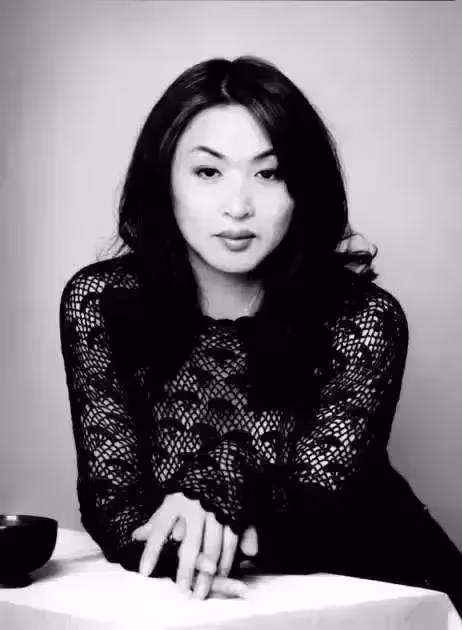 活出自我！她23歲娶妻 28歲「從男身變女人」38歲嫁人，如今53歲家庭和睦兒女雙全。
