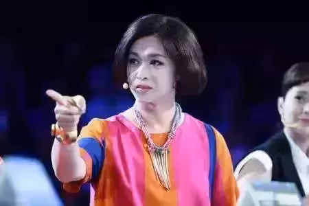 活出自我！她23歲娶妻 28歲「從男身變女人」38歲嫁人，如今53歲家庭和睦兒女雙全。