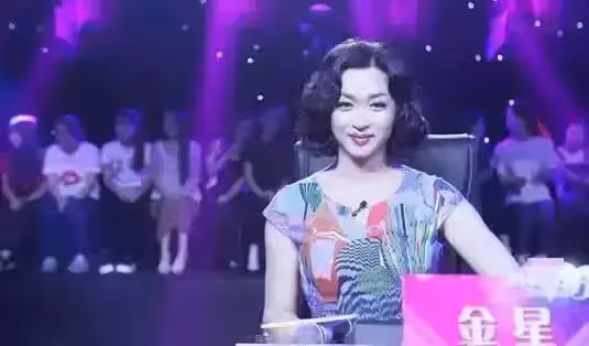 活出自我！她23歲娶妻 28歲「從男身變女人」38歲嫁人，如今53歲家庭和睦兒女雙全。