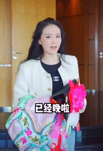王豔上演回憶殺重扮晴兒，唇紅齒白眼神明亮，網友：比20年前還美