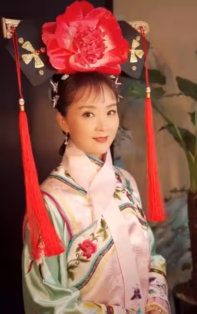 王豔上演回憶殺重扮晴兒，唇紅齒白眼神明亮，網友：比20年前還美