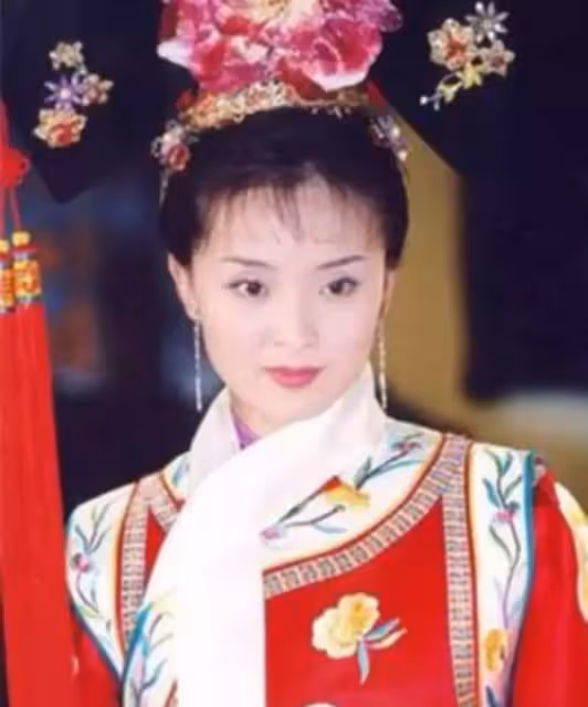 王豔上演回憶殺重扮晴兒，唇紅齒白眼神明亮，網友：比20年前還美