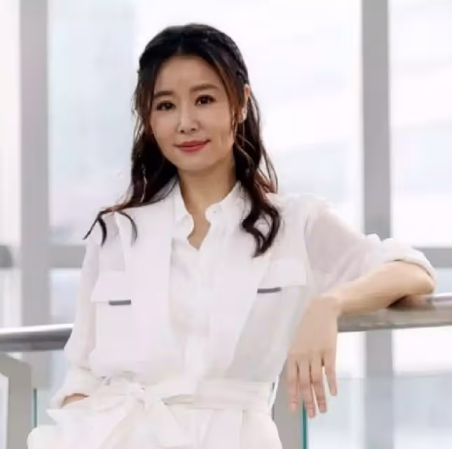 王豔上演回憶殺重扮晴兒，唇紅齒白眼神明亮，網友：比20年前還美