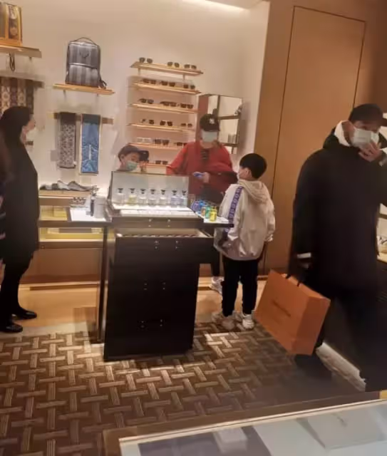 應采兒一家過年逛街,Jasper長高不少,hoho正臉曝光
