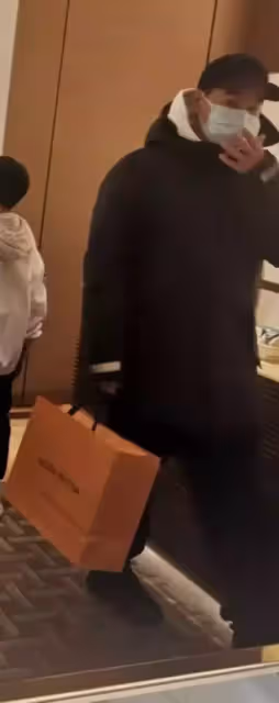 應采兒一家過年逛街,Jasper長高不少,hoho正臉曝光