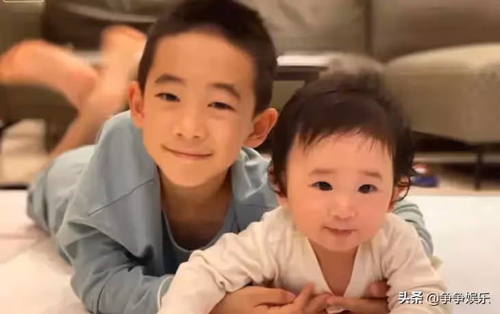 應采兒一家過年逛街，Jasper長高不少，hoho正臉曝光