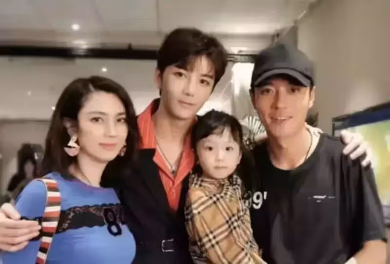 同是私生孩子:成龍女兒生活落魄,而他卻考上牛津大學,「繼承數億財產」 !網友:為什麼差別那麼大?