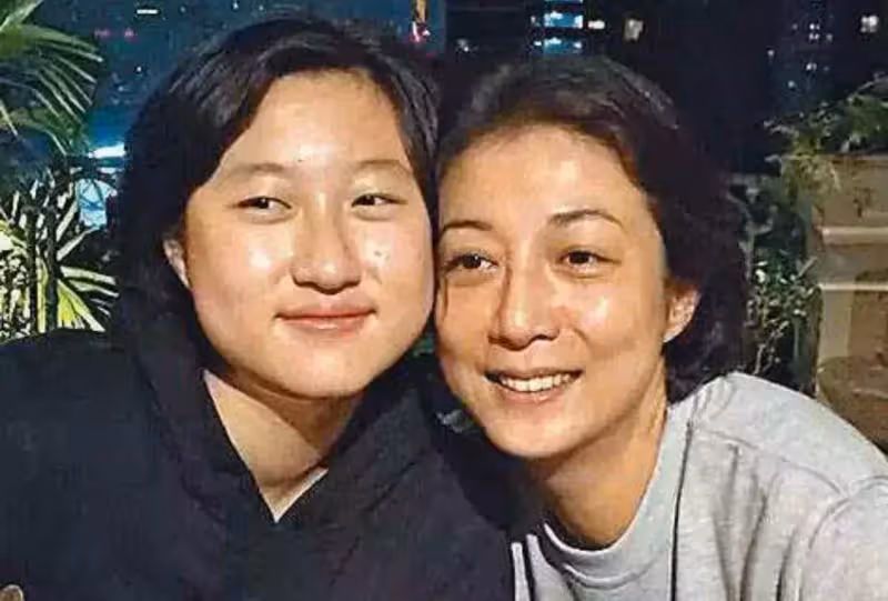 同是私生孩子:成龍女兒生活落魄,而他卻考上牛津大學,「繼承數億財產」 !網友:為什麼差別那麼大?