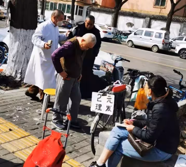 真的不會老!「最帥展昭」何家勁身家上億花9元剪頭髮,「62歲」狀態飽滿仍凍齡