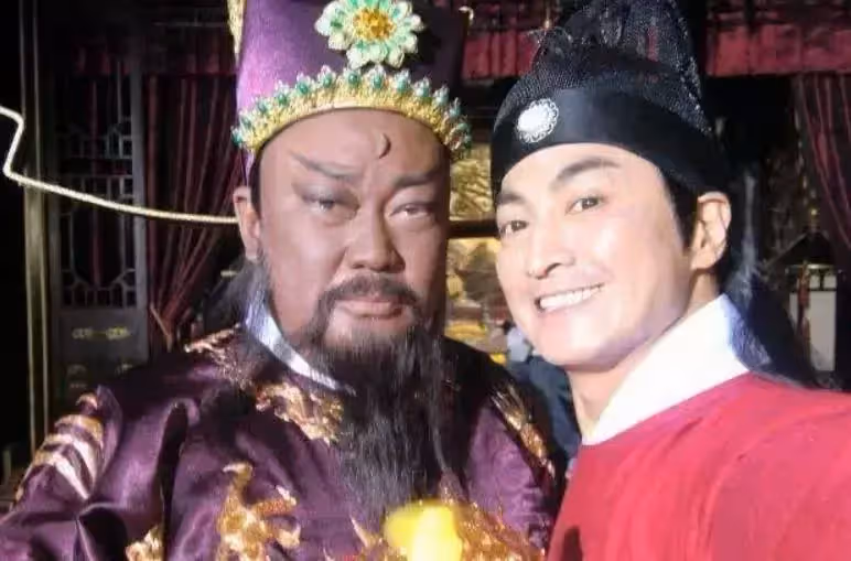 真的不會老!「最帥展昭」何家勁身家上億花9元剪頭髮,「62歲」狀態飽滿仍凍齡