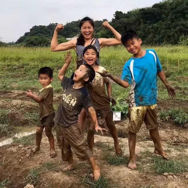 最小孩子才6歲!超人媽媽「一打四環島45天」 放養睡帳篷「玩到衣服都變黑」:媽媽是最棒職業