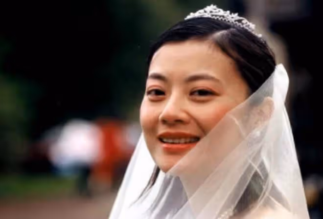 央視主持人姜豐被指變酒鬼,一天喝5瓶萬元洋酒,離婚後久居英國