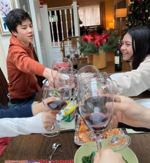 央視主持人姜豐被指變酒鬼,一天喝5瓶萬元洋酒,離婚後久居英國