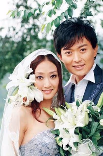 48歲黃海冰罕秀恩愛,小12歲妻子高顏值似關之琳,一雙兒女像爸爸