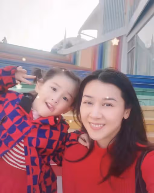 48歲黃海冰罕秀恩愛,小12歲妻子高顏值似關之琳,一雙兒女像爸爸