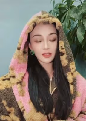 吳秀波前女友疑有新戀情,與壯碩男子甜蜜依偎,男方一身名牌吸睛