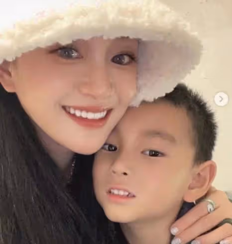 吳秀波前女友疑有新戀情,與壯碩男子甜蜜依偎,男方一身名牌吸睛