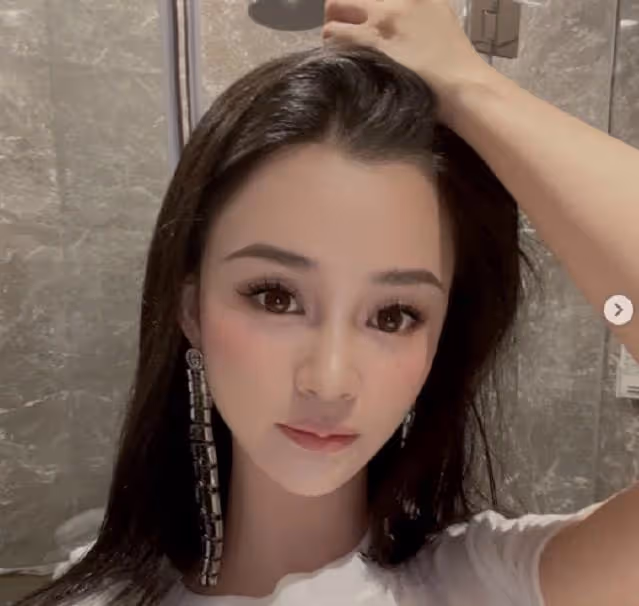 吳秀波前女友疑有新戀情,與壯碩男子甜蜜依偎,男方一身名牌吸睛