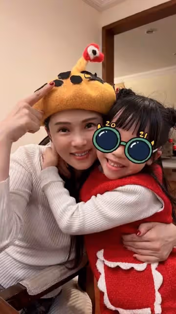 伊能靜慶祝54歲生日！直言「現在是最好的年紀」 與女兒同框賣萌超有愛，5歲米粒越大越漂亮