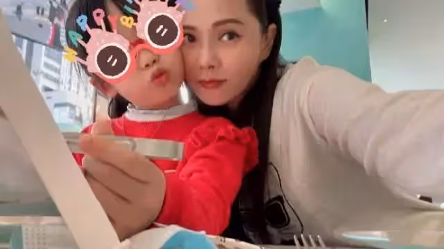 伊能靜慶祝54歲生日！直言「現在是最好的年紀」 與女兒同框賣萌超有愛，5歲米粒越大越漂亮