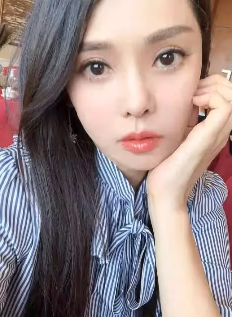 伊能靜慶祝54歲生日！直言「現在是最好的年紀」 與女兒同框賣萌超有愛，5歲米粒越大越漂亮