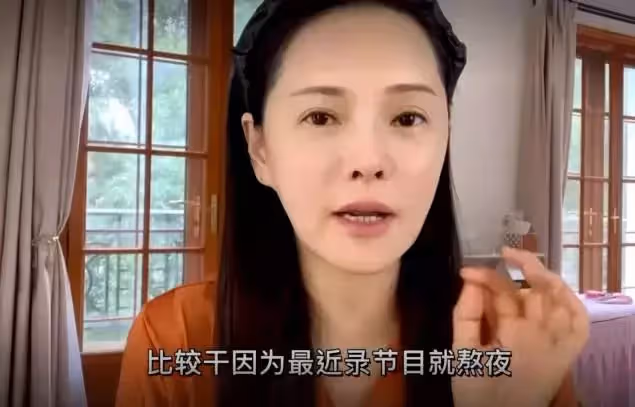 伊能靜慶祝54歲生日！直言「現在是最好的年紀」 與女兒同框賣萌超有愛，5歲米粒越大越漂亮