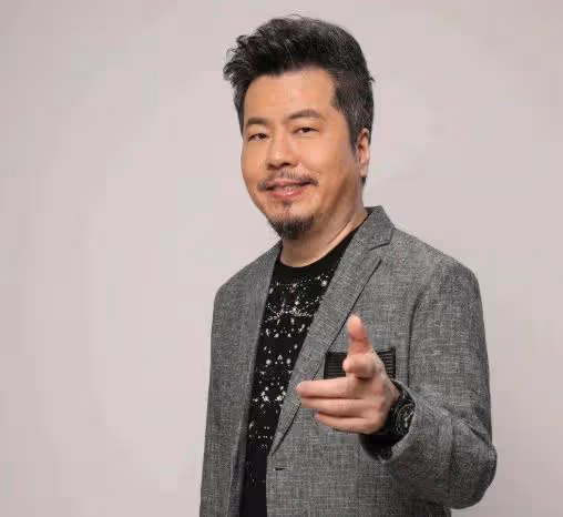 他自以為很紅，執意要在鳥巢開演唱會，今妻子為還債賣車又賣房