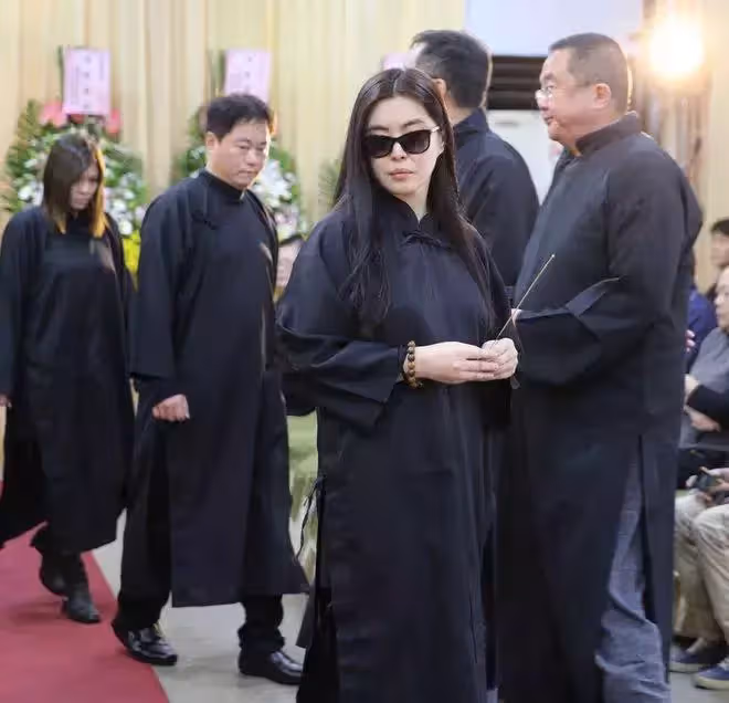 王祖賢息影18年曝復出！向左新片預告現端倪，指照片大喊：她一直都在！