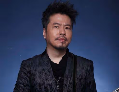他自以為很紅，執意要在鳥巢開演唱會，今妻子為還債賣車又賣房