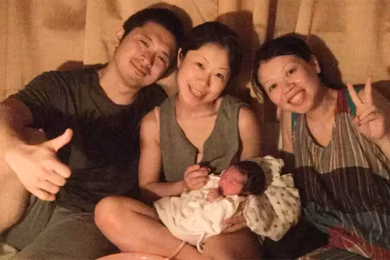 三人同行！他坦承「婚後愛上同事」妻卻能理解　讓兩人都變前妻「隱居深山輪流生子」竟和睦又幸福