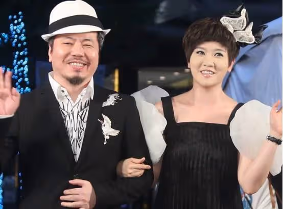 他自以為很紅，執意要在鳥巢開演唱會，今妻子為還債賣車又賣房