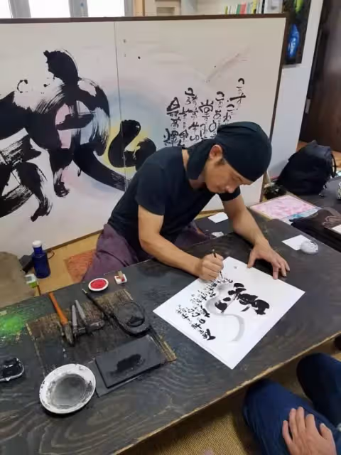 三人同行！他坦承「婚後愛上同事」妻卻能理解　讓兩人都變前妻「隱居深山輪流生子」竟和睦又幸福