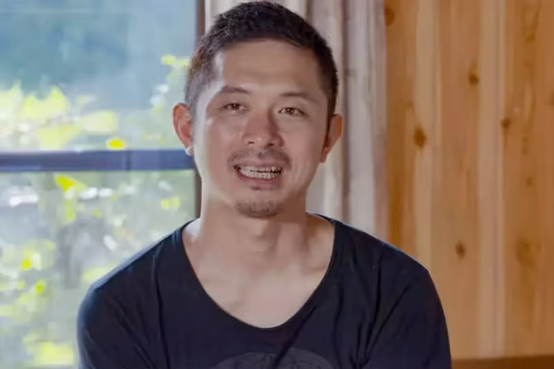 三人同行！他坦承「婚後愛上同事」妻卻能理解　讓兩人都變前妻「隱居深山輪流生子」竟和睦又幸福