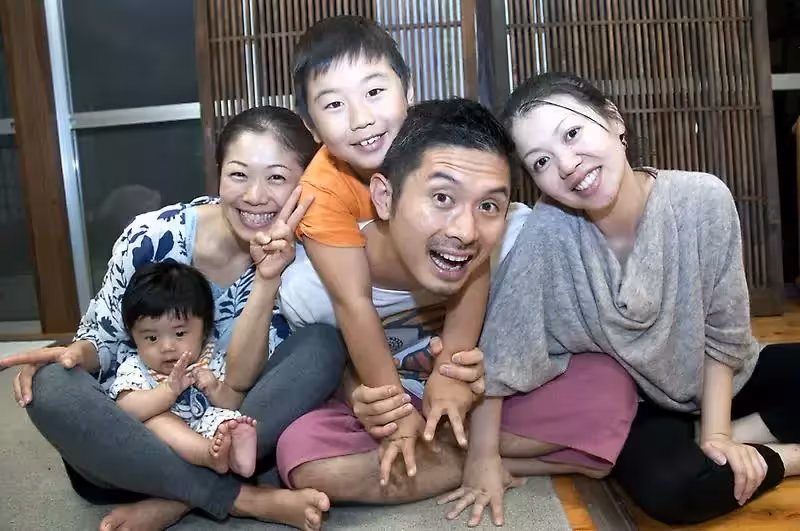 三人同行！他坦承「婚後愛上同事」妻卻能理解　讓兩人都變前妻「隱居深山輪流生子」竟和睦又幸福