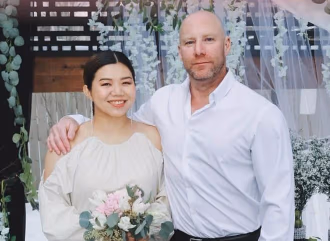 32歲女星嫁洋男友！借朋友花園簡單辦婚禮，收入低長年靠家人接濟