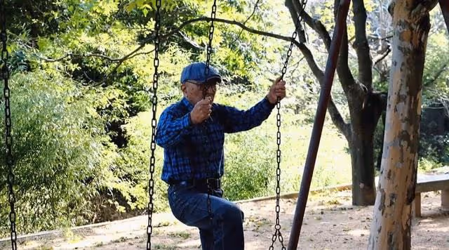 76歲李保田定居山東養老！房價不到一萬一平，兒子獨住別墅太瀟灑