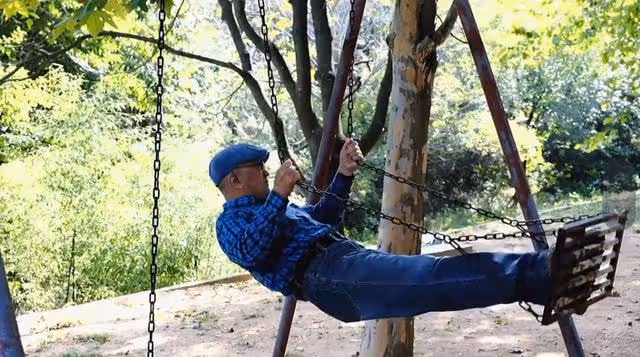 76歲李保田定居山東養老！房價不到一萬一平，兒子獨住別墅太瀟灑