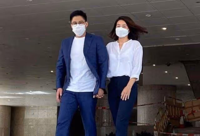 霍啟剛時隔5年來北京，大讚疫情防控太專業，會堂前留影難掩激動
