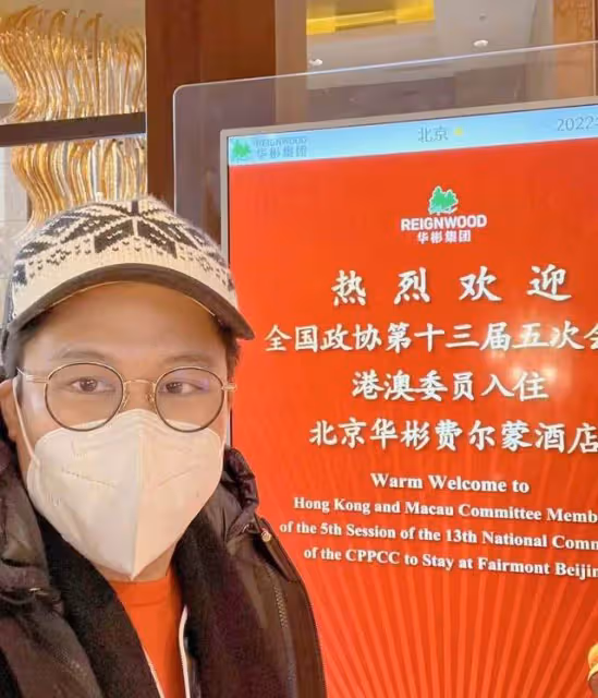 霍啟剛時隔5年來北京，大讚疫情防控太專業，會堂前留影難掩激動