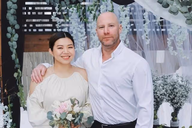 恭喜！香港知名女歌手在國外低調結婚，圈內好友越洋視頻見證愛情