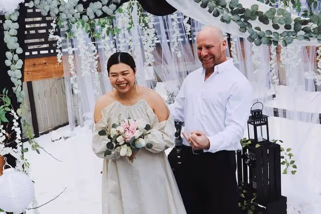 恭喜！香港知名女歌手在國外低調結婚，圈內好友越洋視頻見證愛情