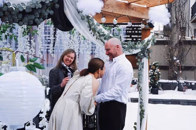 恭喜！香港知名女歌手在國外低調結婚，圈內好友越洋視頻見證愛情