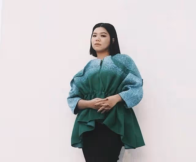 恭喜！香港知名女歌手在國外低調結婚，圈內好友越洋視頻見證愛情