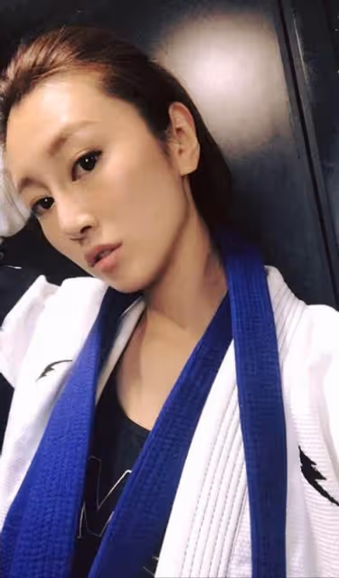 雙喜臨門！35歲模特與香港男歌手上月低調閃婚，更分享初懷孕體驗